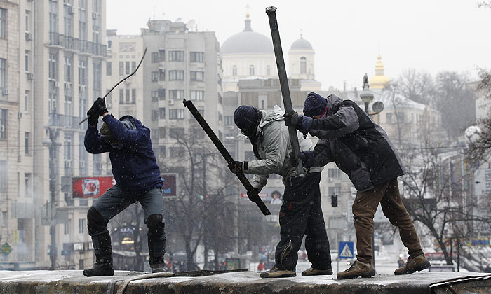 В Киеве возобновилось противостояние силовиков и активистов В Киеве возобновилось противостояние силовиков и активистов