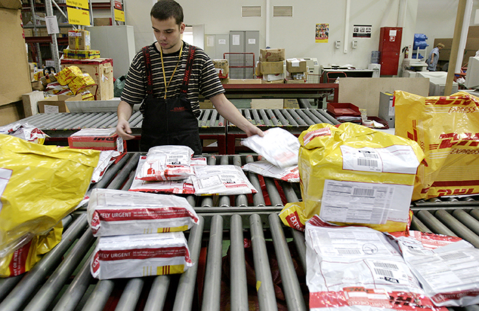 DHL возобновляет доставку посылок в Россию DHL возобновляет доставку посылок в Россию
