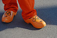 Деревянные ботинки болельщика из Нидерландов с олимпийской символикой.