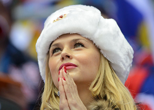 Болельщица сборной России в матче группового этапа между сборными командами России и Словении на соревнованиях по хоккею среди мужчин на XXII зимних Олимпийских играх в Сочи.