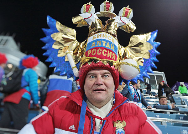 Российский болельщик наблюдает за гонкой преследования в соревнованиях по биатлону среди мужчин на XXII зимних Олимпийских играх в Сочи.