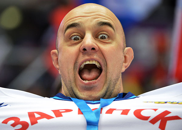 Болельщик в матче группового этапа между сборными командами России и Словении на соревнованиях по хоккею среди мужчин на XXII зимних Олимпийских играх в Сочи.