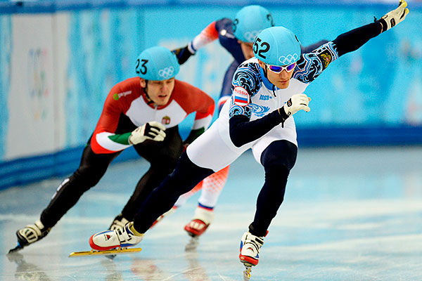 На первом плане: Владимир Григорьев (Россия) в четвертьфинальном забеге на 1000 метров в соревнованиях по шорт-треку среди мужчин на XXII зимних Олимпийских играх в Сочи.