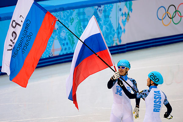 Слева направо: Владимир Григорьев и Виктор Ан (Россия) радуются победе в финальном забеге на 1000 метров в соревнованиях по шорт-треку среди мужчин на XXII зимних Олимпийских играх в Сочи.