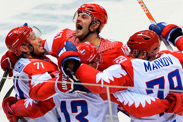 Российские хоккеисты радуются забитому голу в матче группового этапа между сборными командами США и России