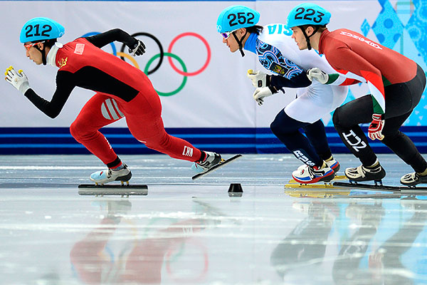 Дацзин У (Китай), Владимир Григорьев (Россия) и Виктор Кнох (Венгрия) в четвертьфинальном забеге на 1000 метров в соревнованиях по шорт-треку среди мужчин на XXII зимних Олимпийских играх в Сочи.