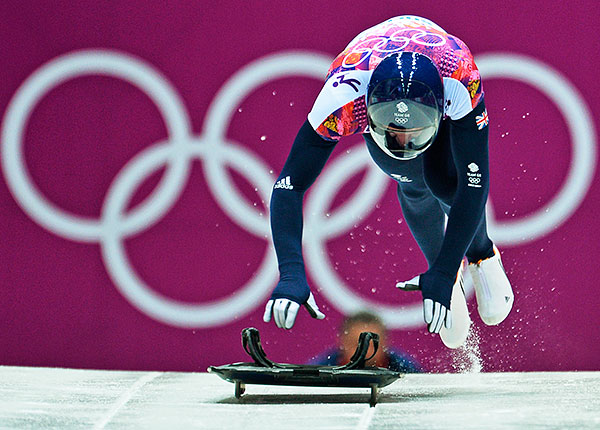 Кристан Бромли (Великобритания) на старте в третьем заезде на соревнованиях по скелетону среди мужчин на XXII зимних Олимпийских играх в Сочи.