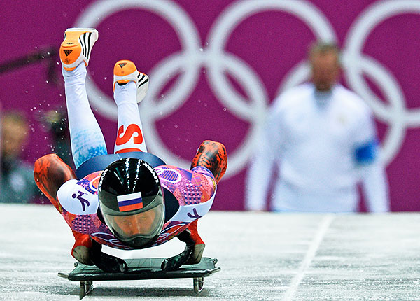 Сергей Чудинов (Россия) на старте в третьем заезде на соревнованиях по скелетону среди мужчин на XXII зимних Олимпийских играх в Сочи.