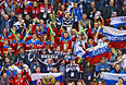 Болельщики сборной России радуются забитому голу в матче квалификационного раунда между сборными командами России и Норвегии в соревнованиях по хоккею среди мужчин на XXII зимних Олимпийских играх в Сочи.