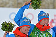 Слева направо: Максим Вылегжанин (Россия), Никита Крюков (Россия), завоевавшие серебряные медали в командном спринте на соревнованиях по лыжным гонкам среди мужчин на XXII зимних Олимпийских играх в Сочи, во время цветочной церемонии.