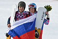 Вик Уайлд (Россия), завоевавший золотую медаль, и Алена Заварзина (Россия), завоевавшая бронзовую медаль, после окончания финала параллельного гигантского слалома на соревнованиях по сноуборду на XXII зимних Олимпийских играх в Сочи.