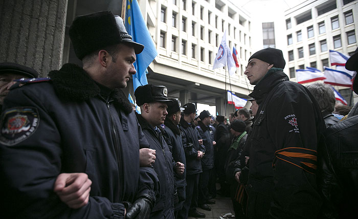 Над захваченными парламентом и правительством Крыма подняты российские флаги Над захваченными парламентом и правительством Крыма подняты российские флаги
