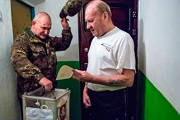 Житель села Победное Джанкойского района Крыма во время голосования на дому на референдуме о статусе Крыма.