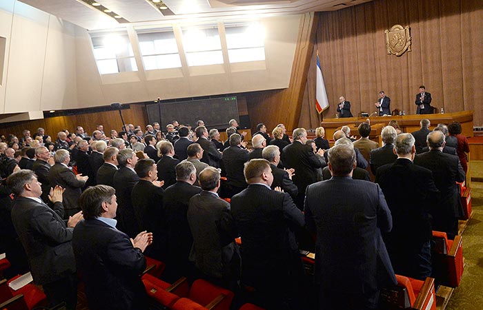 Парламент Крыма попросил о включении полуострова в состав России Парламент Крыма попросил о включении полуострова в состав России