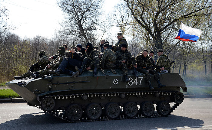 Российские флаги на украинских БТР в Краматорске объяснили военной хитростью Российские флаги на украинских БТР в Краматорске объяснили военной хитростью