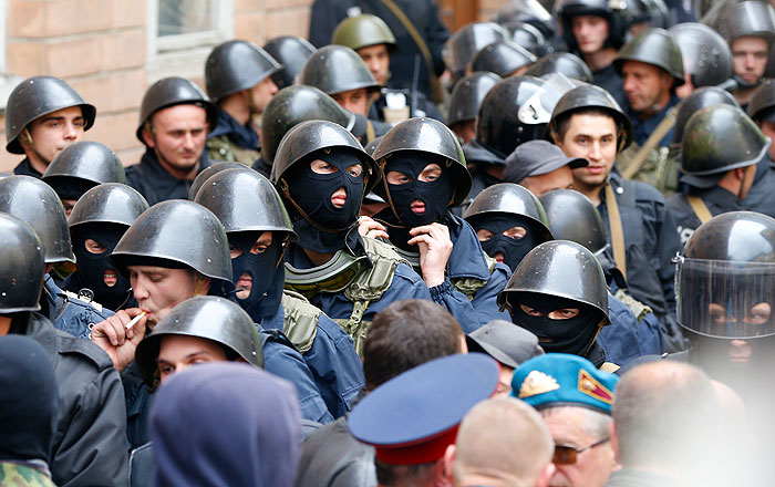 Сторонники "народного губернатора" захватили здание обладминистрации Луганска Сторонники "народного губернатора" захватили здание обладминистрации Луганска