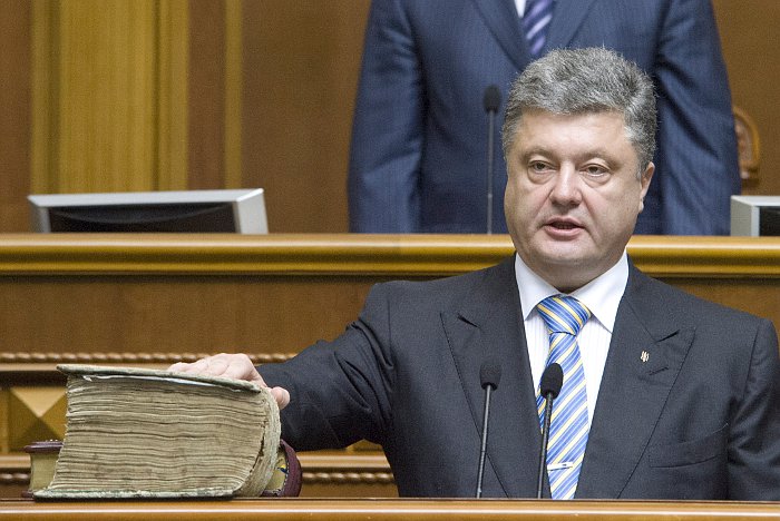 Порошенко призвал прекратить огонь в Донбассе до конца недели Порошенко призвал прекратить огонь в Донбассе до конца недели
