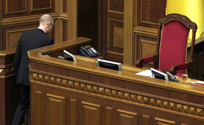 Украинский парламент оставил Яценюка в кресле премьера Украинский парламент оставил Яценюка в кресле премьера
