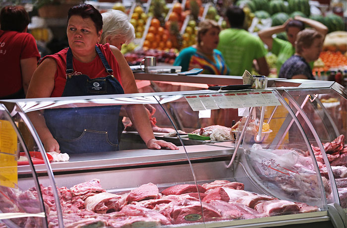 Россияне пожаловались на рост цен на молоко и мясо Россияне пожаловались на рост цен на молоко и мясо