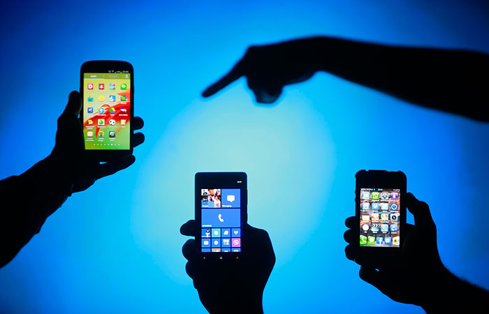 Директор ФБР осудил отказ Apple от слежки за пользователями Директор ФБР осудил отказ Apple от слежки за пользователями