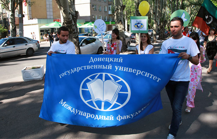 В Донецке прошел митинг против переноса университета в Винницу В Донецке прошел митинг против переноса университета в Винницу