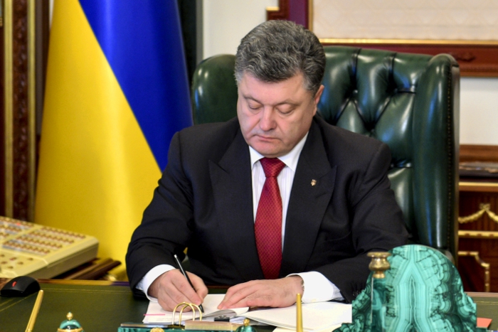 Порошенко подписал закон об особом статусе Донбасса Порошенко подписал закон об особом статусе Донбасса