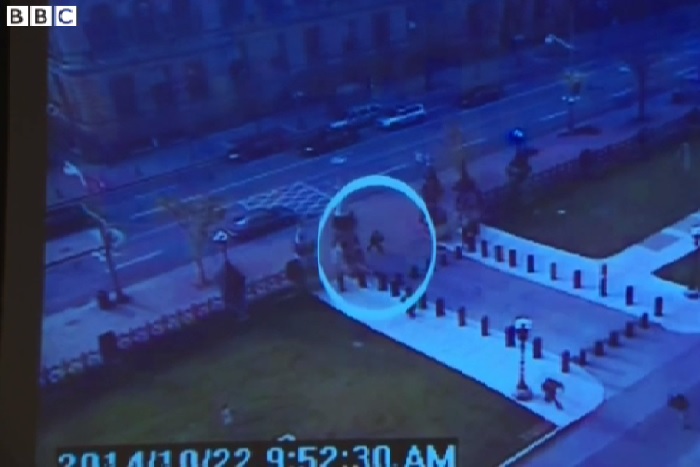 Канадская полиция обнародовала видео вторжения вооруженного мужчины в парламент Канадская полиция обнародовала видео вторжения вооруженного мужчины в парламент