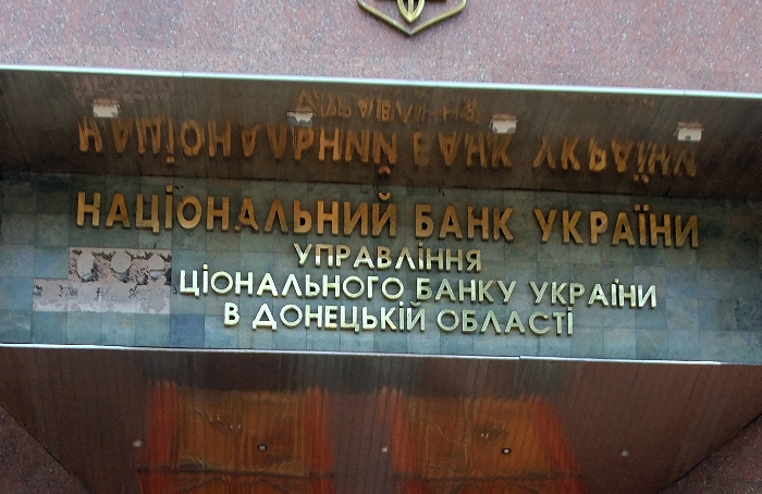 Порошенко поручил эвакуировать госучреждения из зоны конфликта Порошенко поручил эвакуировать госучреждения из зоны конфликта