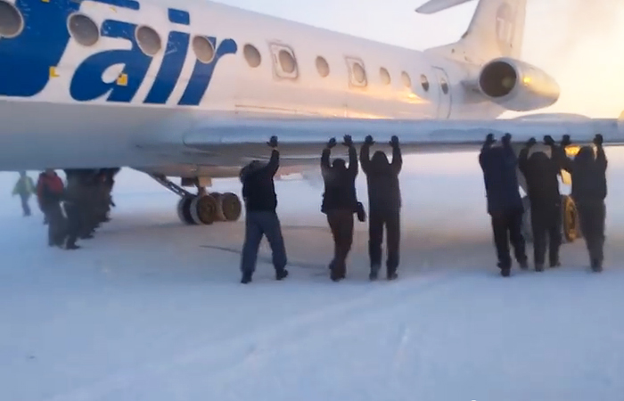 Пассажирам в сибирском аэропорту пришлось толкать примерзший Ту-134 Пассажирам в сибирском аэропорту пришлось толкать примерзший Ту-134