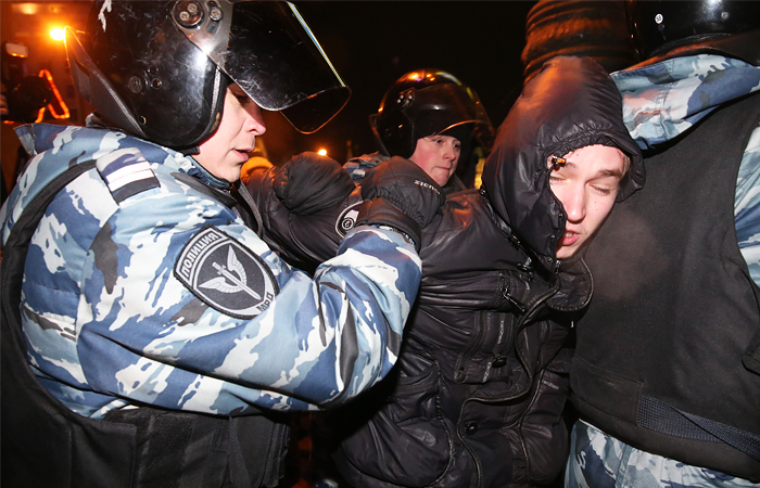 Московская полиция задержала около ста человек в районе Манежной площади Московская полиция задержала около ста человек в районе Манежной площади