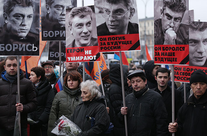 Тысячи человек вышли на акцию памяти Немцова в Москве Тысячи человек вышли на акцию памяти Немцова в Москве