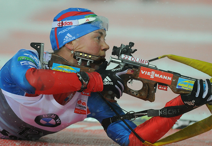 Юрлова завоевала золото в индивидуальной гонке на ЧМ по биатлону