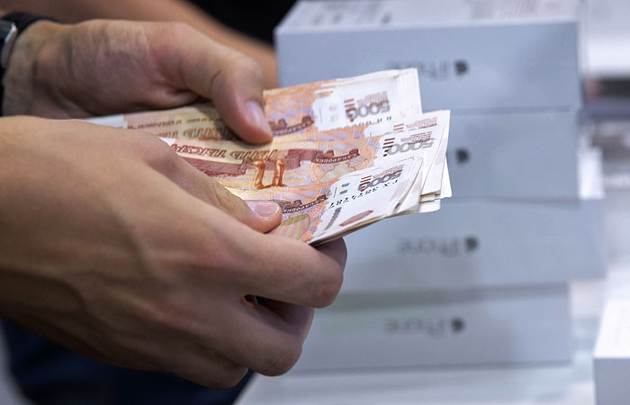 Apple снизила российские цены на iPhone на 10% Apple снизила российские цены на iPhone на 10%