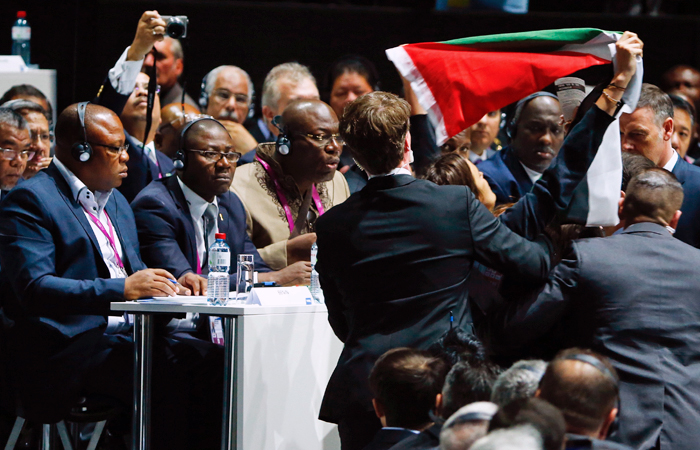 Палестинки прервали речь Блаттера на конгрессе ФИФА в Цюрихе