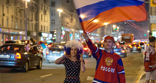 Болельщики празднуют победу сборной России по хоккею