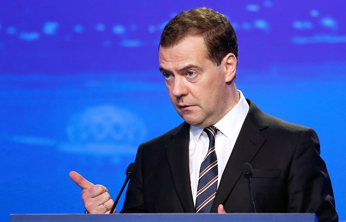 Медведев поручил подготовить обращение о продлении санкций против ЕС Медведев поручил подготовить обращение о продлении санкций против ЕС