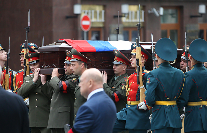 Евгения Примакова похоронили на Новодевичьем кладбище Евгения Примакова похоронили на Новодевичьем кладбище