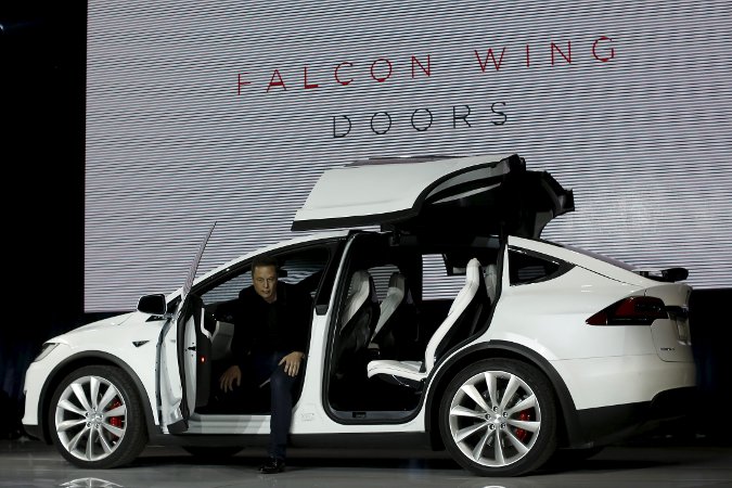 Tesla представила свой первый кроссовер Model X Tesla представила свой первый кроссовер Model X