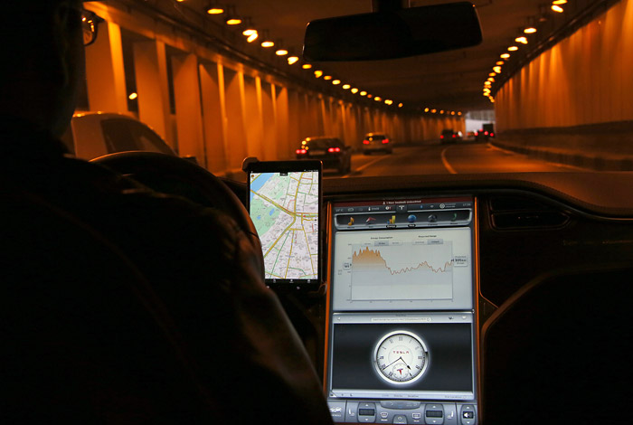 Автопилот Tesla прошел проверку на московских дорогах Автопилот Tesla прошел проверку на московских дорогах