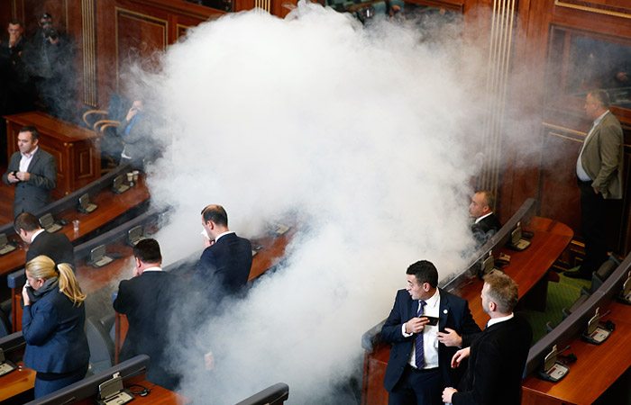 Оппозиция устроила газовую атаку в парламенте Косово Оппозиция устроила газовую атаку в парламенте Косово