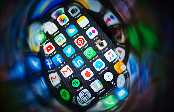 Apple     -   iPhone
