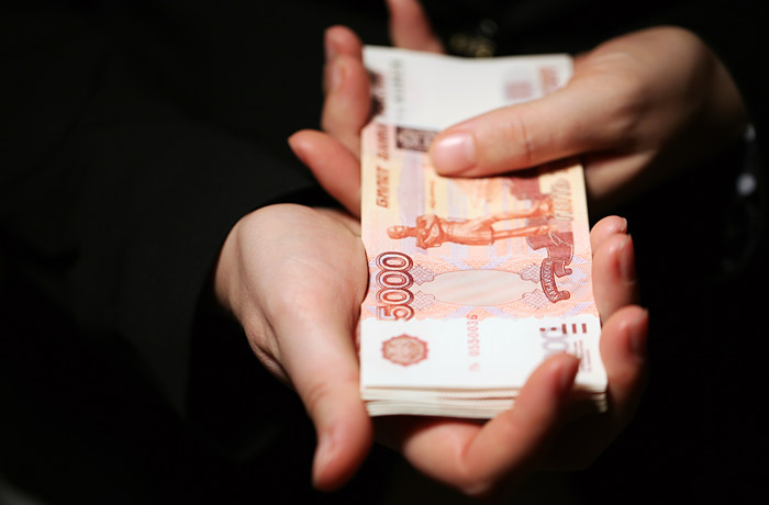 Россияне начали тратить сбережения на повседневные расходы Россияне начали тратить сбережения на повседневные расходы