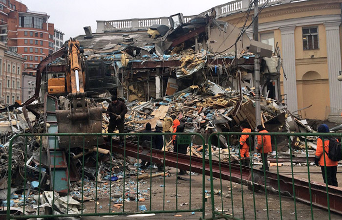 В Москве начали массово сносить торговые павильоны В Москве начали массово сносить торговые павильоны