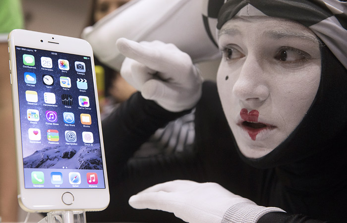 Продажи iPhone в четвертом квартале сократились впервые в истории Продажи iPhone в четвертом квартале сократились впервые в истории