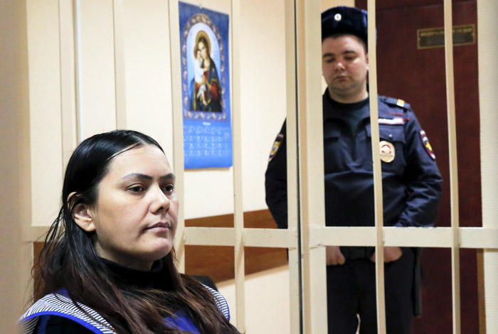 СКР призвал СМИ не делать сенсаций из показаний обвиняемой в убийстве няни СКР призвал СМИ не делать сенсаций из показаний обвиняемой в убийстве няни