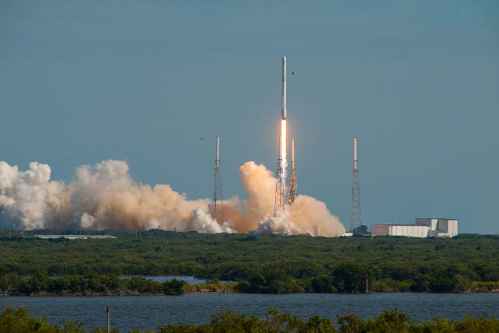 Компания SpaceX вернула на Землю первую ступень орбитальной ракеты Компания SpaceX вернула на Землю первую ступень орбитальной ракеты