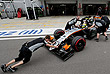 Механики с машиной Серхио Переса из Force India