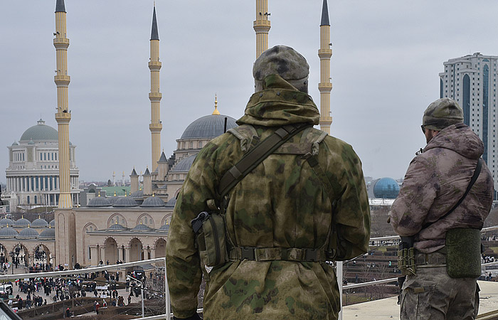 В результате нападения на КПП в Грозном ранены шестеро полицейских В результате нападения на КПП в Грозном ранены шестеро полицейских