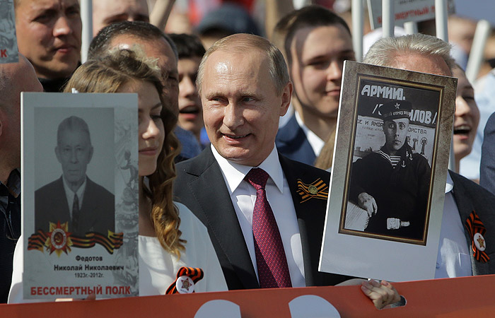 Путин принял участие в акции "Бессмертный полк" Путин принял участие в акции "Бессмертный полк"