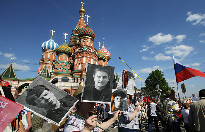 Акция "Бессмертный полк" в Москве собрала более 700 тыс. участников Акция "Бессмертный полк" в Москве собрала более 700 тыс. участников